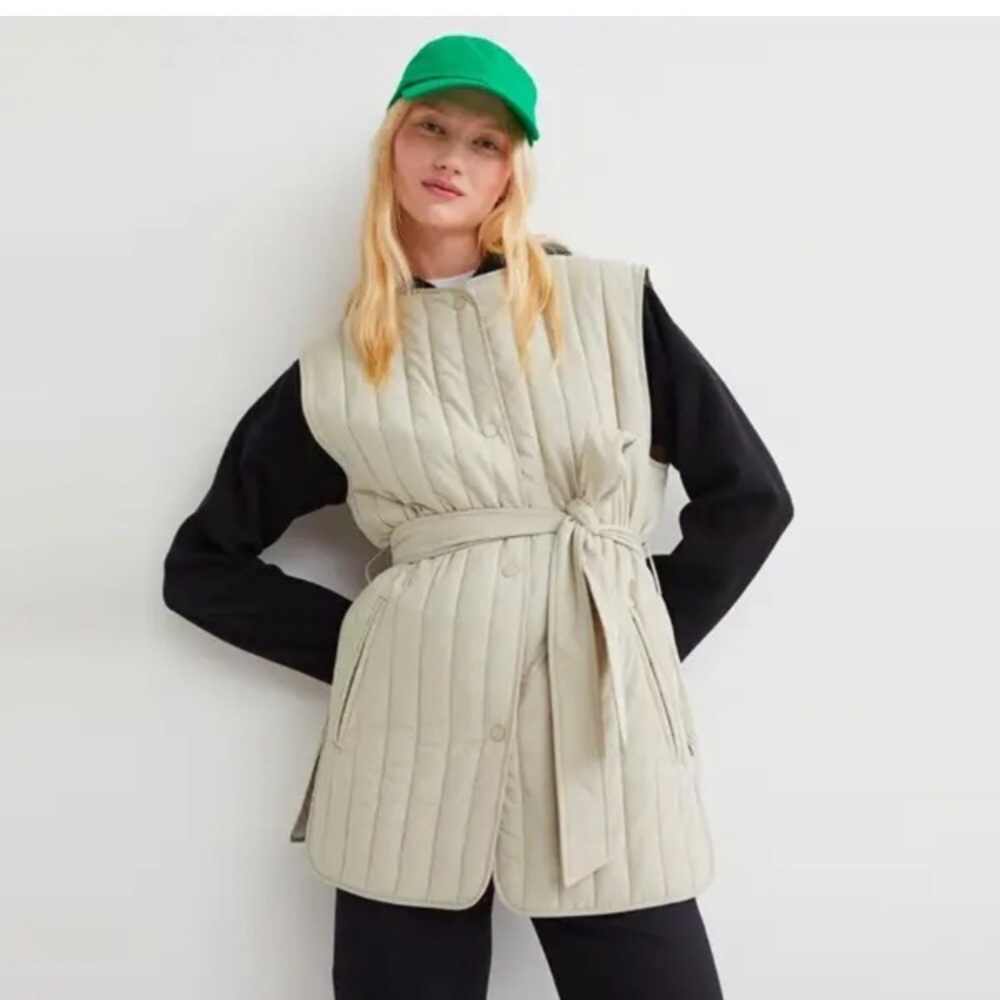 H&M • Oversized Cream Light Beige Quilted & Belted Vest - Picture 2 of 10
